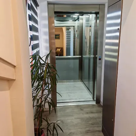 瓦尔公寓 3* 罗维尼